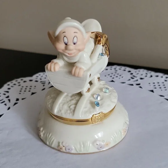 Disney Treasures Box - Picture 3 of 8